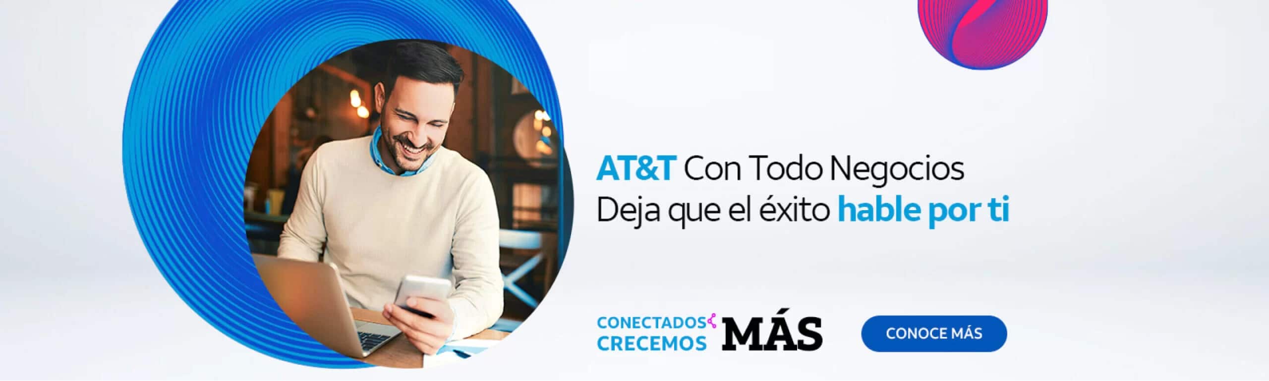 Ejecutivo utilizando servicios de AT&T Business